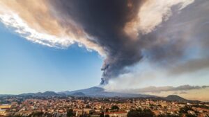 بركان جبل إتنا الإيطالي