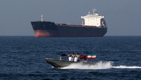 إيران تفرض شرطا على السفن المارة بمضيق هرمز