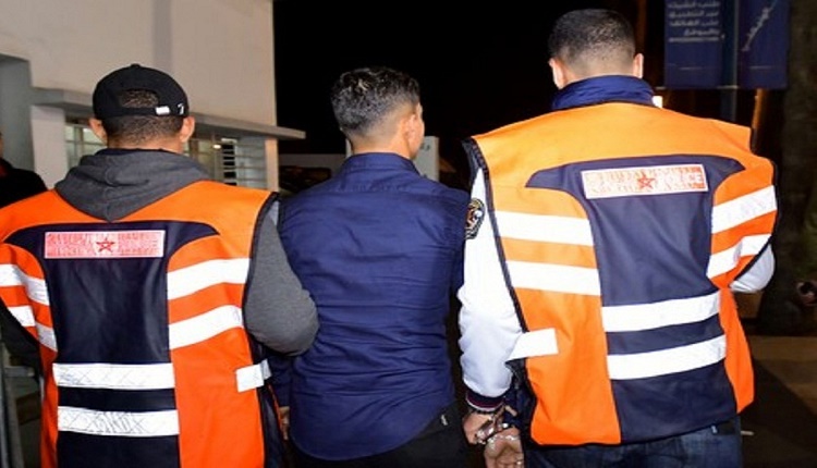 بركان.. الأمن يعتقل سائق حافلة متورط في النصب على الراغبين في الهجرة