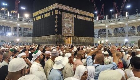 حجاج بيت الله يتوافدون على مشعر منى لقضاء أيام التشريق
