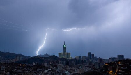 بسبب الطقس.. إطلاق إنذار أحمر في مكة المكرمة