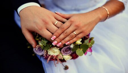 مكافأة مالية للشباب من أجل تشجيع الزواج