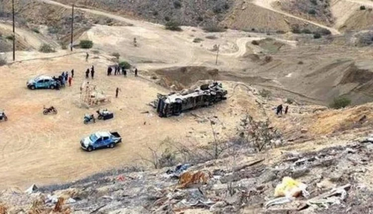البيرو.. سقوط حافلة في منحدر يسبب في وفاة 25 شخصا