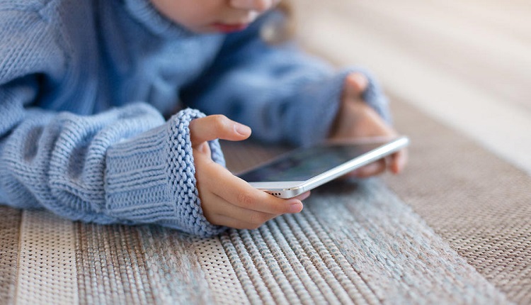التعرض لشاشات الأجهزة الإلكترونية يقترن بتأخر النمو العقلي لدى الأطفال