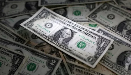 الدولار الأمريكي يحافظ على مستوياته المرتفعة
