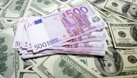 الدولار ينخفض والأورو يرتفع من أدنى مستوى في 3 أشهر