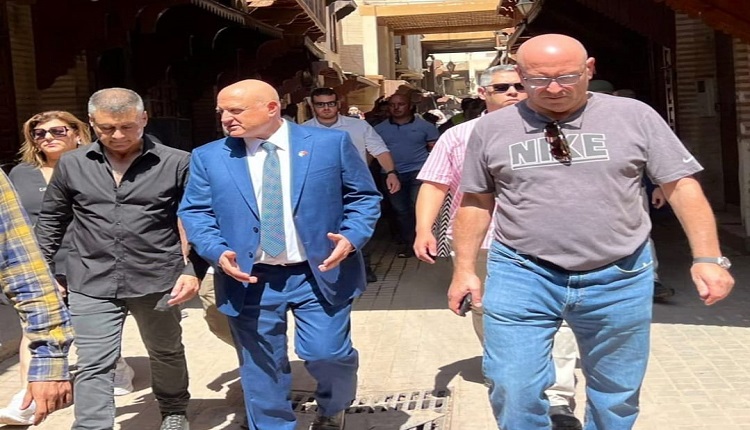 السفير الإسرائيلي يزور بؤرة الزلزال ويستغرب من لحمة الشعب المغربي