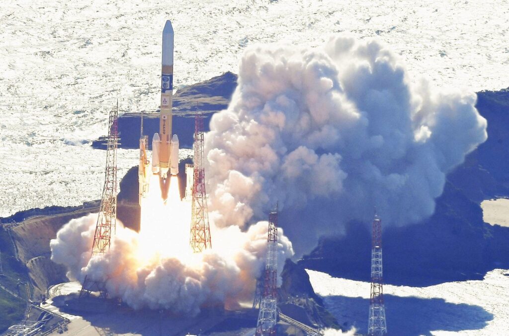 اليابان تطلق صاروخا يحمل مركبة للهبوط على سطح القمر