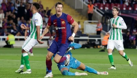 برشلونة يسحق ريال بيتيس ويتصدر جدول الدوري الإسباني