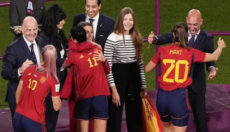 ضريبة تقبيل لاعبة.. رئيس الاتحاد الإسباني يضطر لبيع شيىء ثمين بمبلغ خيالي