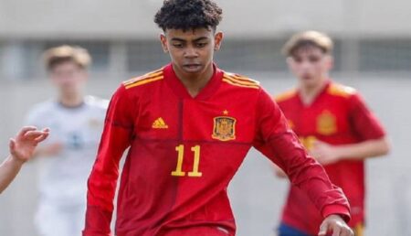 مدرب المنتخب الإسباني ذلك كان صعبا مع لامين يامال