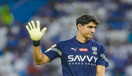 ياسين بونو يمتص غضب جمهور الهلال ويقر بتعبه