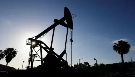 أسعار النفط ترتفع بعد تجنب الإغلاق الحكومي بالولايات المتحدة