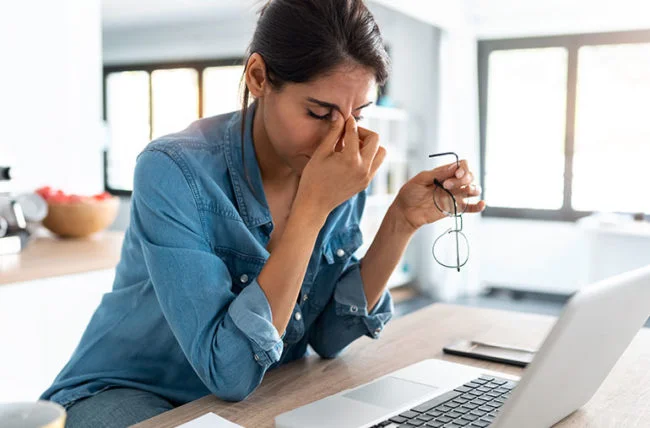 إرشادات للتخلص من انتفاخ الجيوب تحت العينين