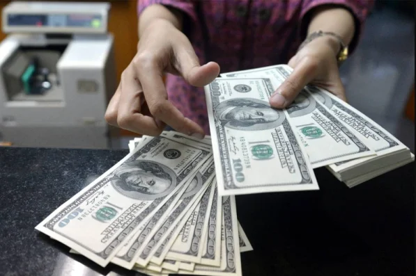 الدولار يستهل الربع الأخير من 2023 "قويا" وسط توقعات باستمرار ارتفاع أسعار الفائدة