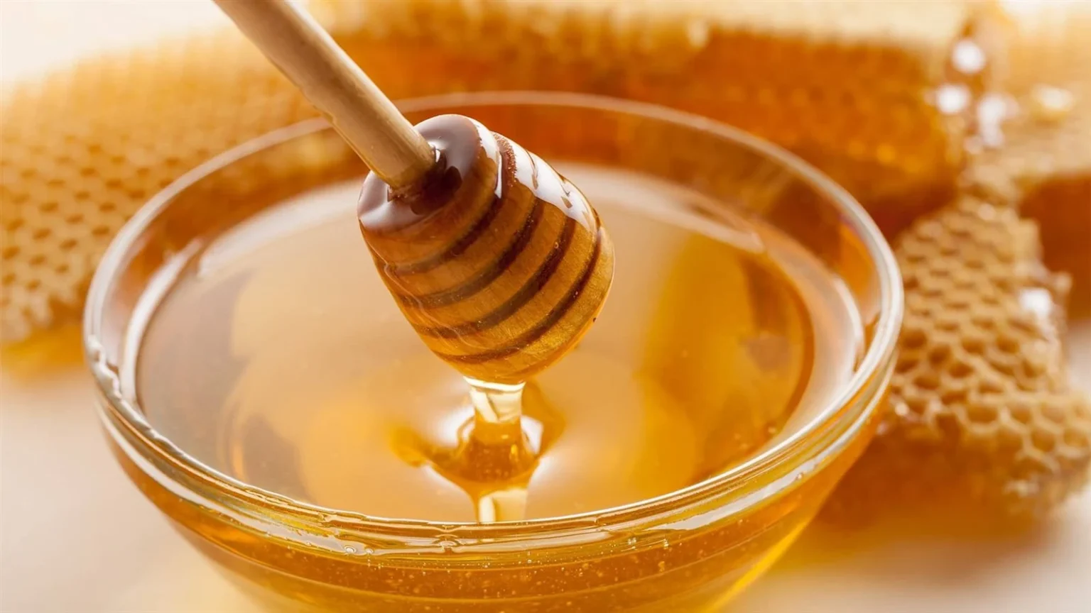 كيفية التمييز بين العسل الأصلي والمزيف بسهولة