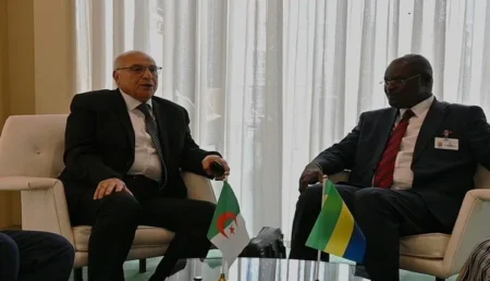وزير الخارجية الجزائري يلتقي نظيره الغابوني