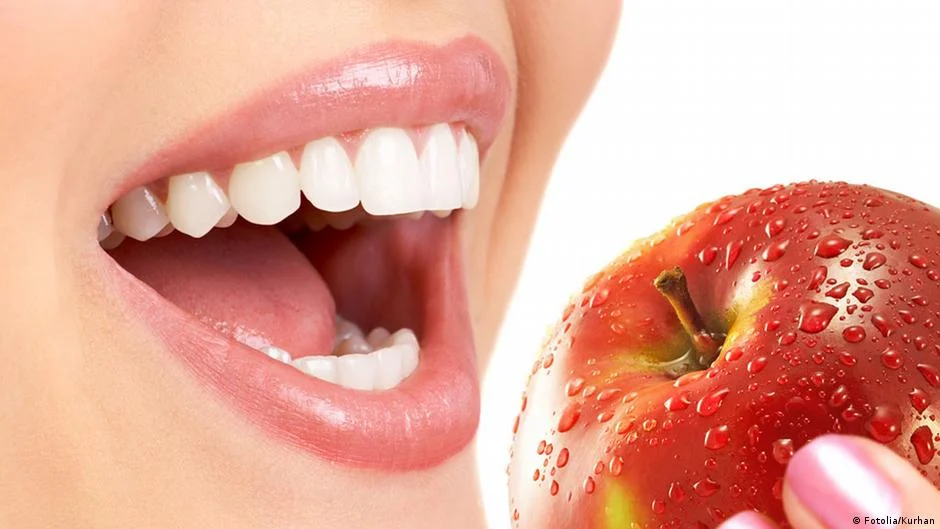 10 أطعمة ومشروبات خارقة لصحة أسنانك