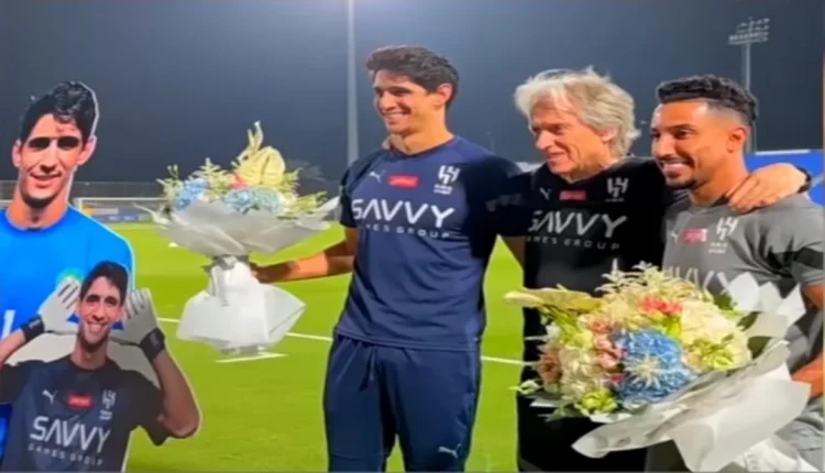 الهلال يحتفي بنجميه ياسين بونو والدوسري بعد إنجازيهما العالمي والآسيوي