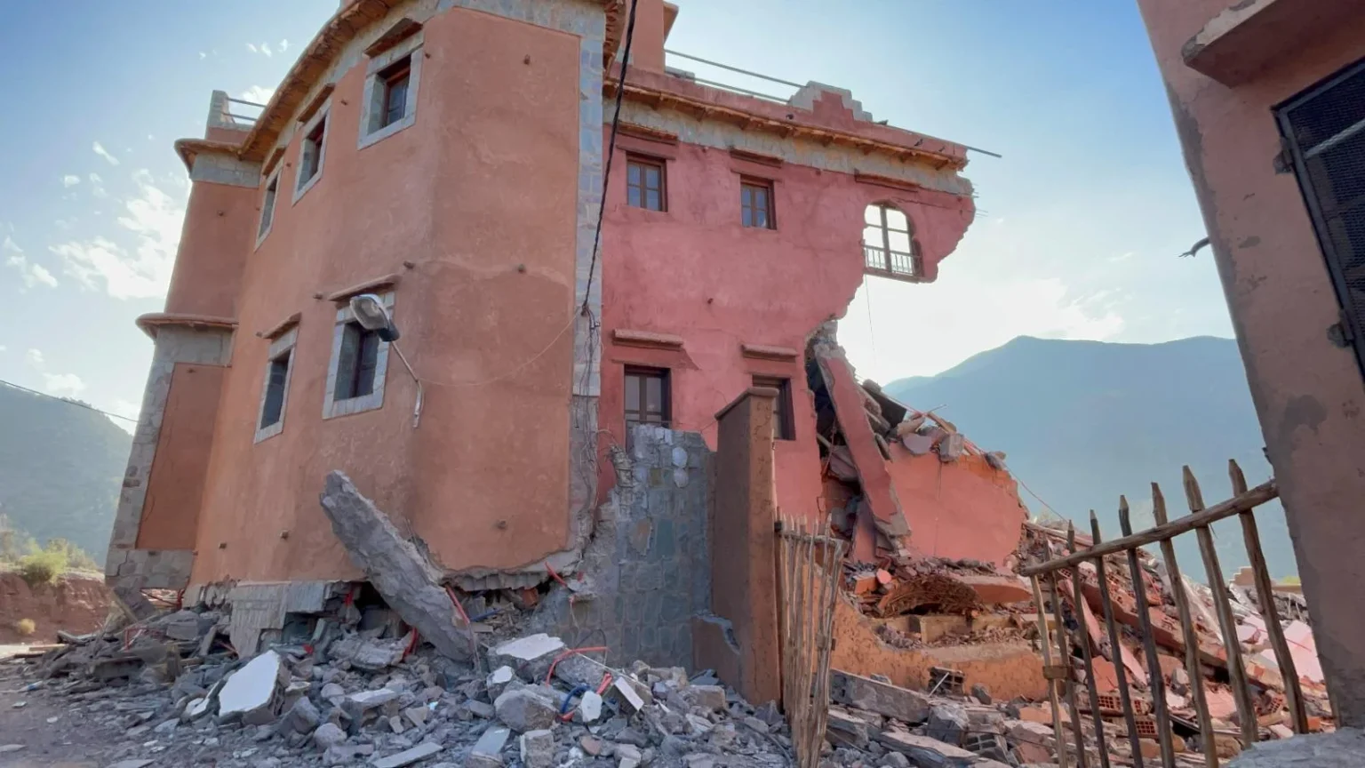 زلزال الحوز.. جهود متواصلة لإعادة إعمار المناطق المتضررة