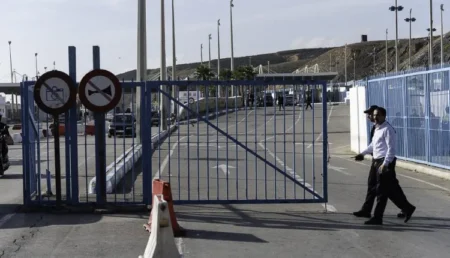 سلطات سبتة المحتلة تشدد الرقابة على البضائع الشخصية للمسافرين من المغرب