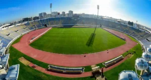 الرمالُ تنثُرُ على أرضِ ملعب "دونور" قبل انطلاق مباراة الرجاء والفتح الرباطي