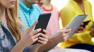 استخدام الهاتف الذكي لمدة ساعتين يوميًا قد يحمي صحة المراهقين العقلية
