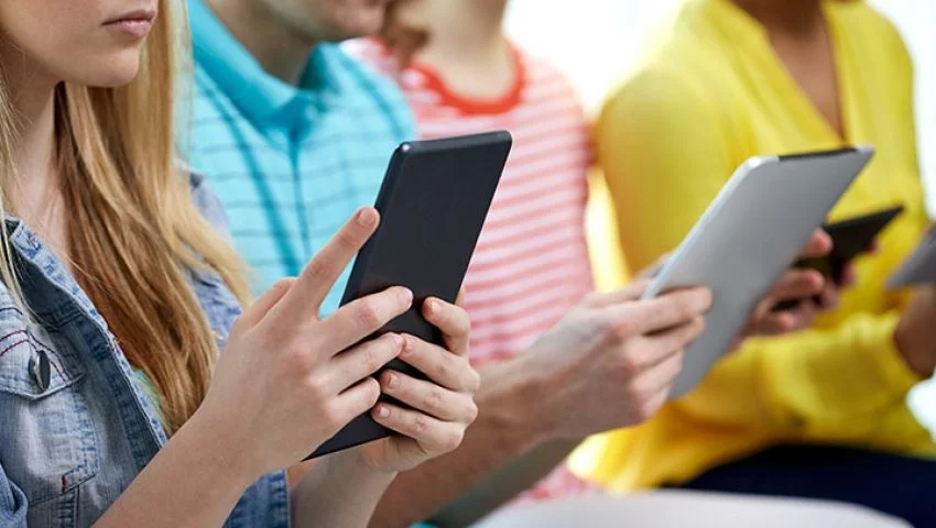 استخدام الهاتف الذكي لمدة ساعتين يوميًا قد يحمي صحة المراهقين العقلية