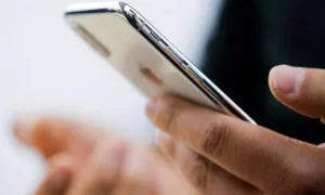 ميزة جديدة في iOS 17.3 تحمي آيفون من اللصوص