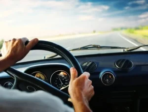 7 أشياء خاطئة يجب تجنبها أثناء قيادة السيارة_ تَعرّف عليها
