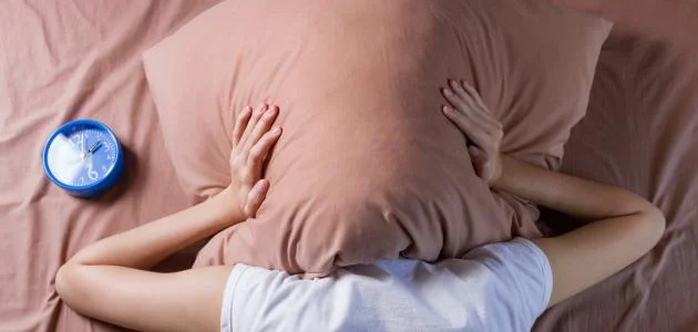 أسباب النوم المتقطع وطرق علاجه