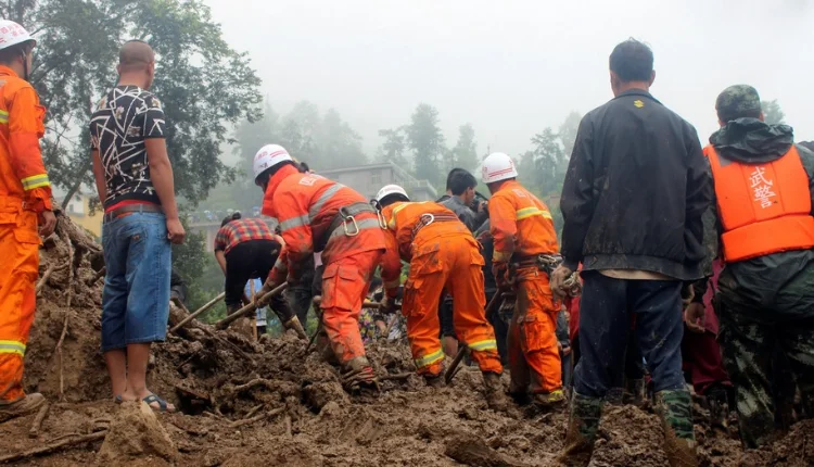 الصين: أكثر من 47 شخص في عداد المفقودين إثر انهيار أرضي