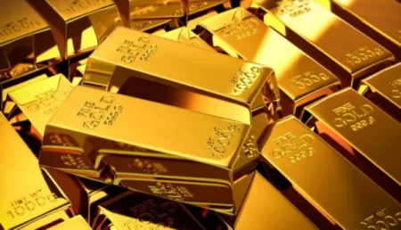 أسعار الذهب تتراجع تحت ضغط ارتفاع الدولار