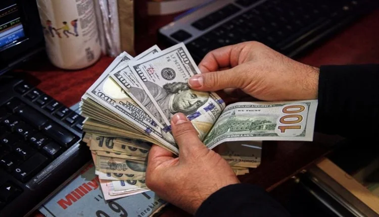 ارتفاع الدولار إلى أعلى مستوياته في ثلاثة أشهر