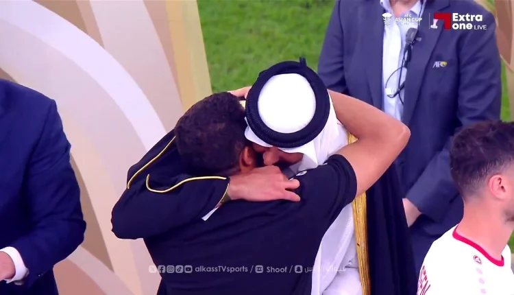 بالفيديو.. عناق حار بين أمير قطر والحسين عموتة