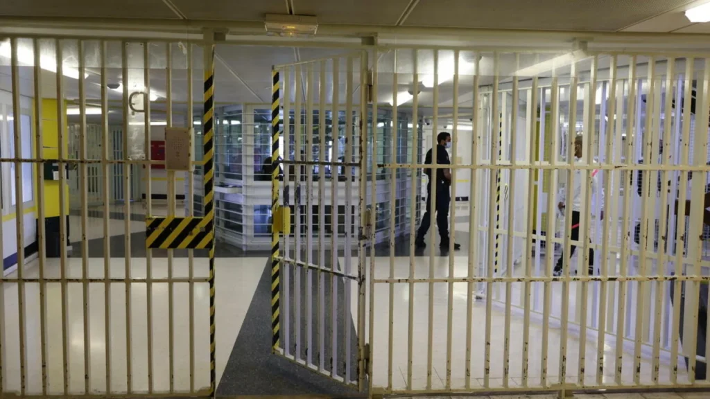 فرنسا.. عدد قياسي جديد من المعتقلين في المؤسسات السجنية