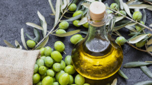 فوائد مذهلة لتناول زيت الزيتون على معدة فارغة في الصباح!