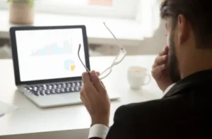 نصائح بسيطة لحماية عينيك من أضرار الحاسوب