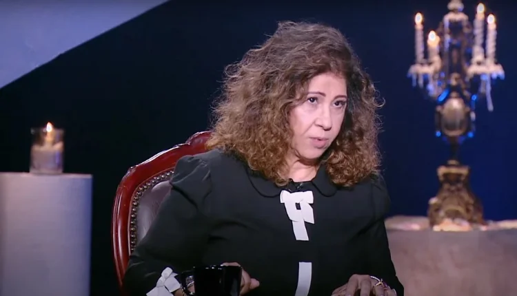 ليلى عبد اللطيف تفجر مفاجأة بخصوص والدتها وشقيقتيها