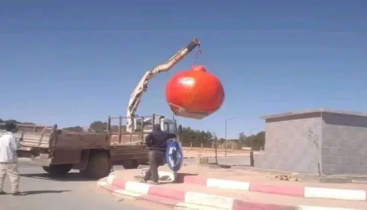 يشهد ميدان مسعد في الجزائر العاصمة جدلًا واسعًا حول مجسم جديد على شكل حبّة رمان. فمنذ تنصيبه بداية الأسبوع الحالي، لاقى المجسم انتقادات واسعة