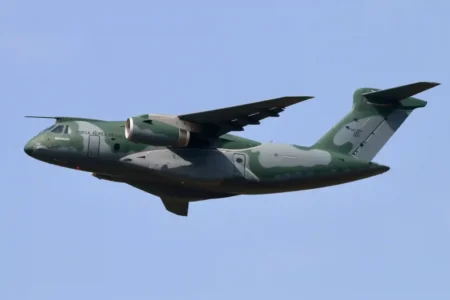 الجيش المغربي يختبر طائرة نقل عسكرية برازيلية الصنع