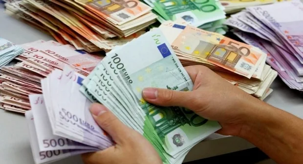 تحويلات الجالية المغربية المقيمة بالخارج تُسجل انخفاضًا في يناير 2024