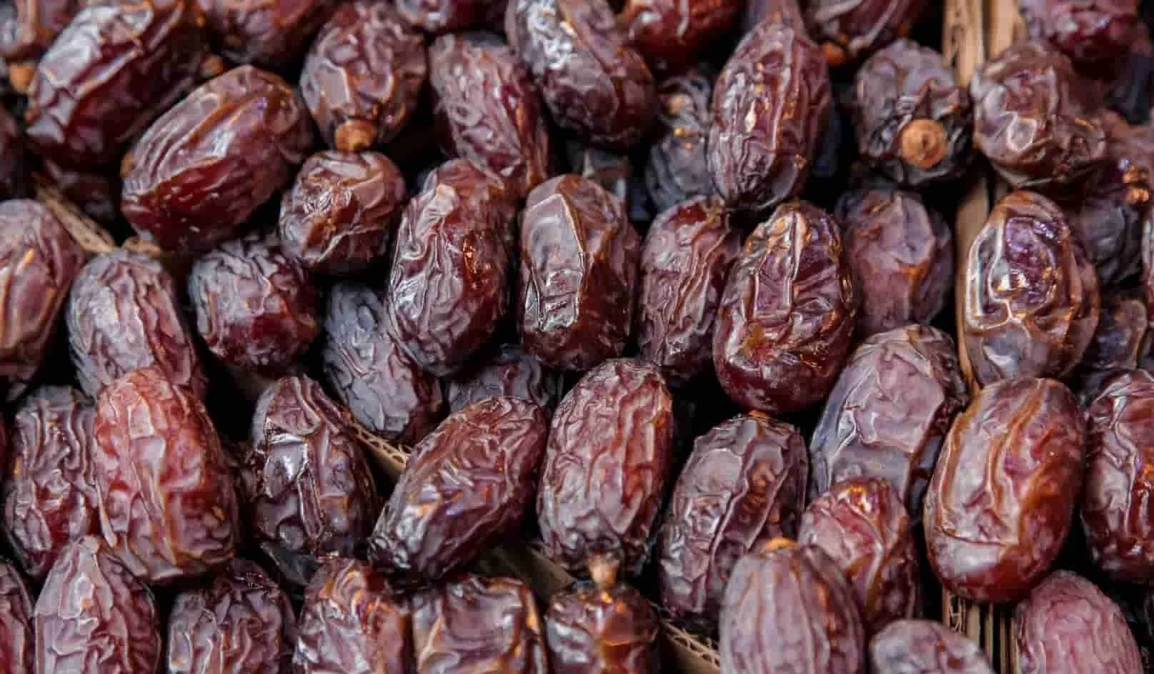رمضان: تمر" بوستحمي"، الجوهرة السوداء الحاضرة بقوة في أسواق الدار البيضاء