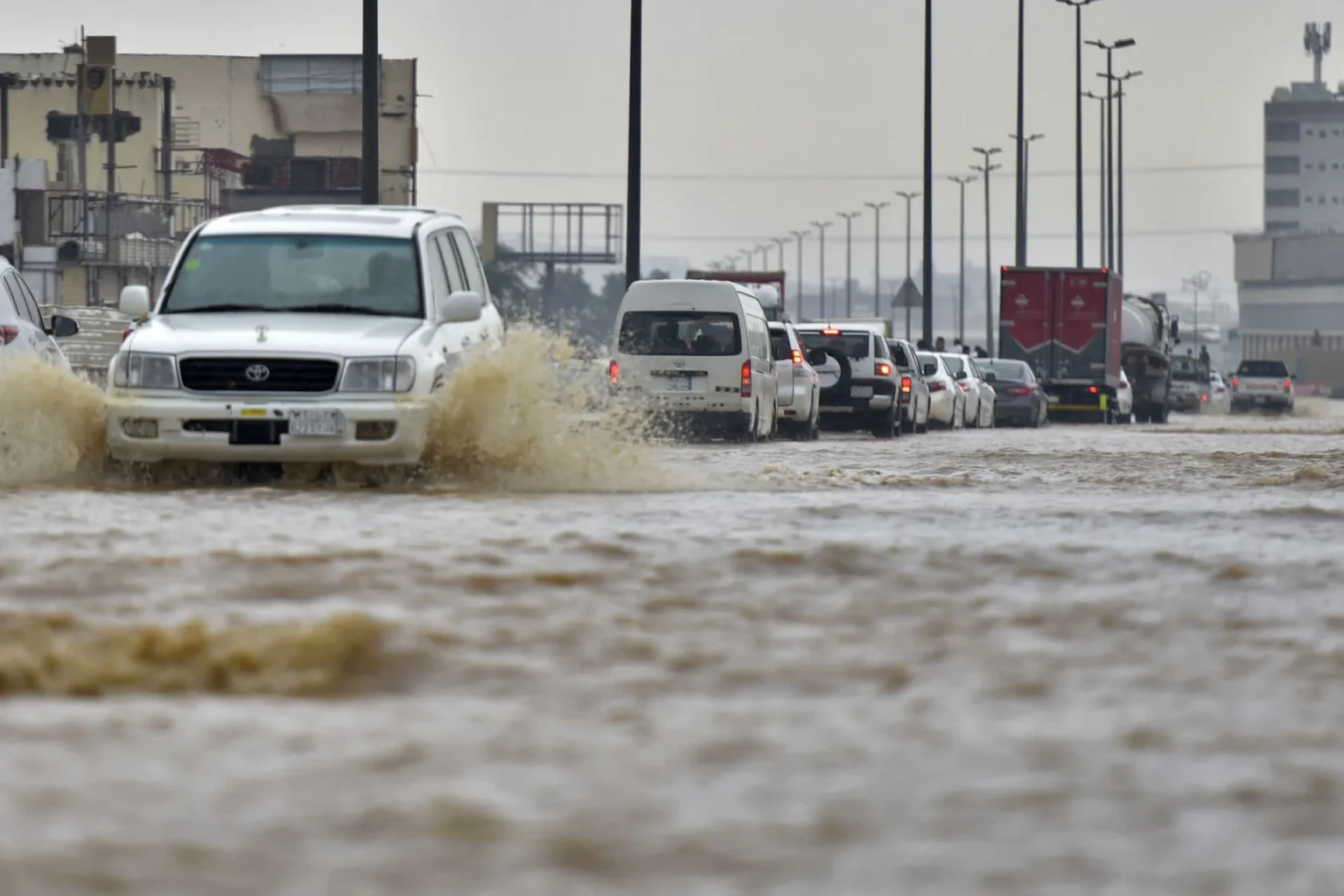 موجة الأمطار تحول الدراسة لـ "عن بعد" في عدة مناطق سعودية