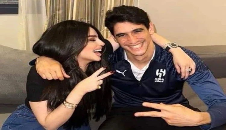 تفاصيل صورة جمعت بين ياسين بونو بعايشة عياش