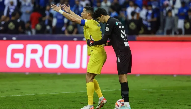 ياسين بونو يعلق على مواجهة رونالدو في كأس السوبر السعودي