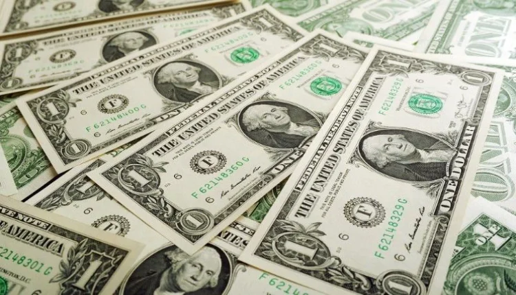 الدولار يسجل أعلى مستوى له في خمسة أشهر