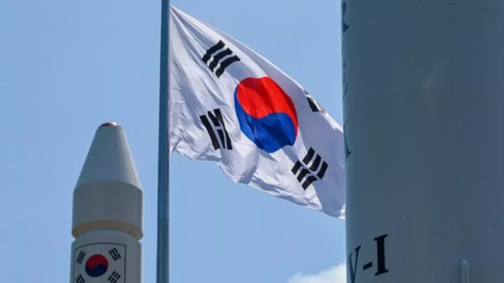 كوريا تطلق ثاني قمر صناعي للاستطلاع العسكري