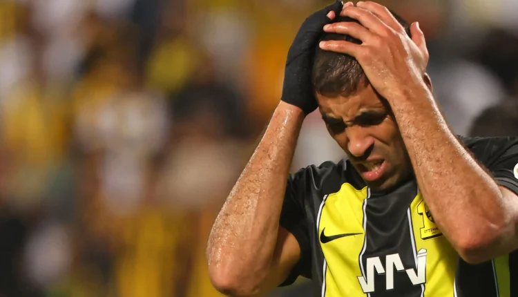 الاتحاد الآسيوي يعاقب عبد الرزاق حمد الله بعقوبة قاسية