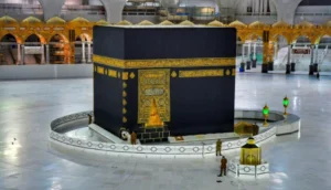 رفع ستار الكعبة المشرفة استعدادا لموسم الحج